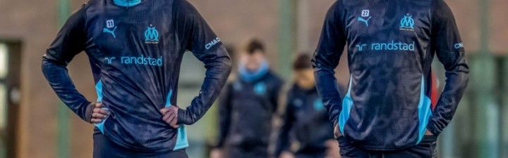 v体育app-😂哥你也来了？恩瓦内里外租马赛，与廷伯的双胞胎兄弟昆滕相聚