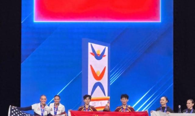 v体育官网-中国啦啦操队世锦赛创佳绩，中美青少年开展友好互动|中国队|体育比赛|花球|比赛|运动员_新浪新闻