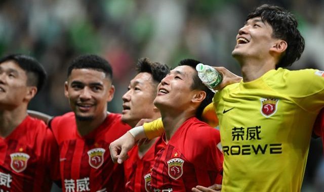 v体育-申花惨败落后海港11分 追平上海德比最大分差纪录